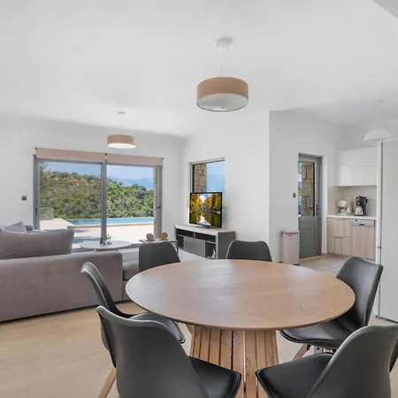 Chriselia - 3 Bedrooms With Sea Access
